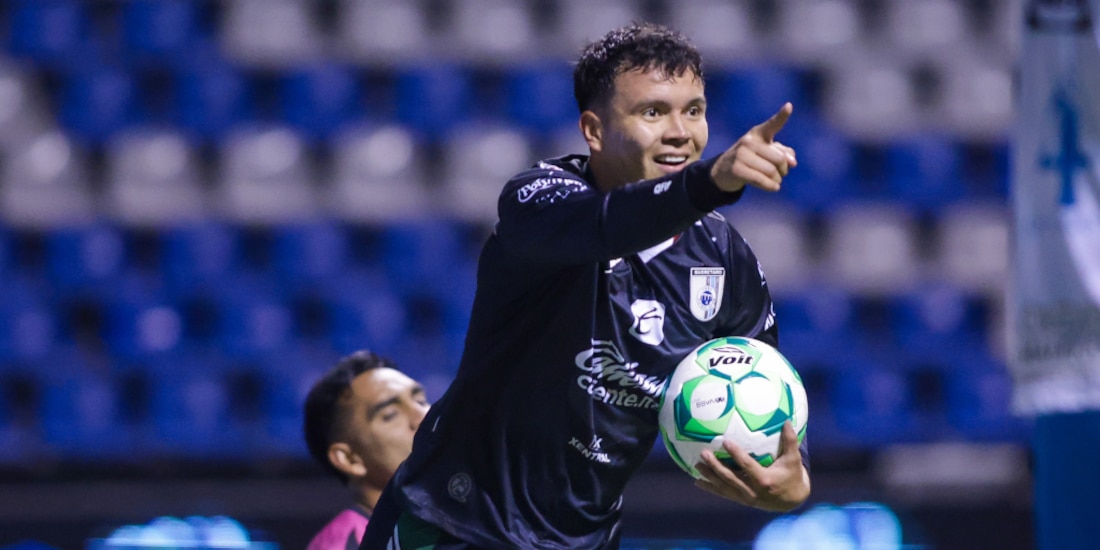 Ali Ávila festejando su gol ante el Puebla.