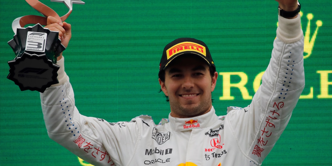 Checo Pérez festeja después de su podio en el GP de Turquía de F1.
