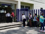 Pacientes hacen fila en el Instituto Nacional de Enfermedades Respiratorias, el pasado 17 de julio.