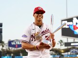 Juan Soto, de los Washington Nationals, posa con el trofeo de campeón del Home Run Derby de la MLB.