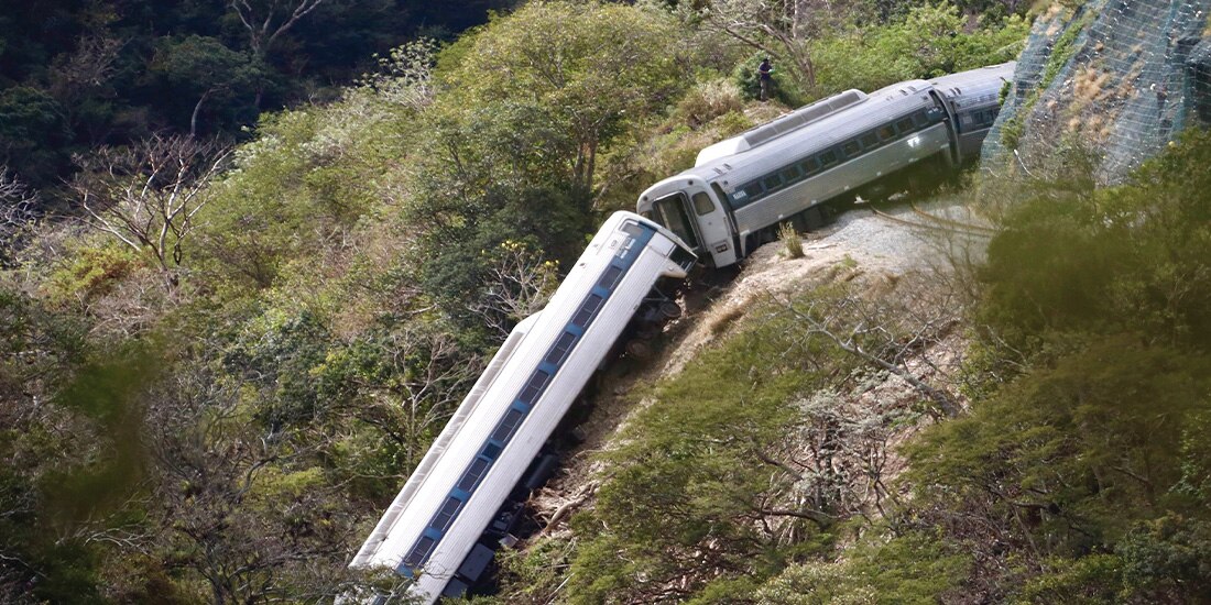 VAGONES DEL TREN que se salieron de las vías tras el accidente, ayer.