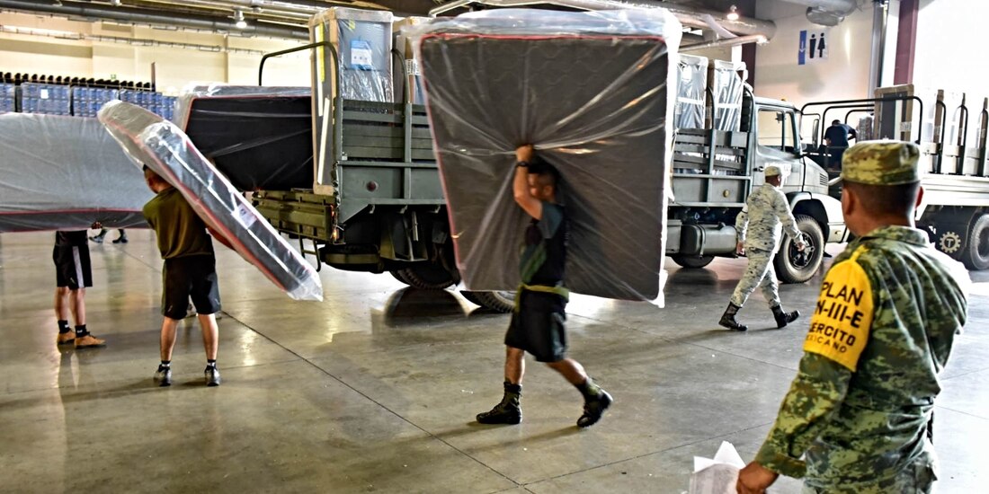 Entrega de enseres a afectados por el huracán Otis