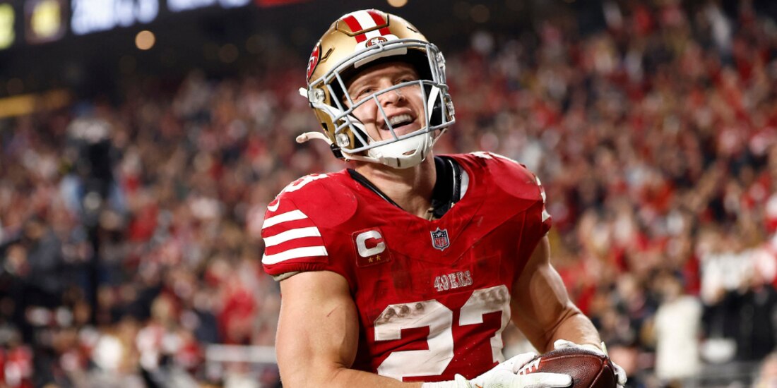 Christian McCaffrey festejando una de sus anotaciones ante Carolina.