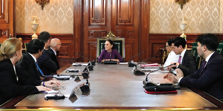 La mandataria y el Alto Comisionado para los Derechos Humanos (a su derecha), con parte del gabiente de la mandataria y representantes de la ONU, ayer.