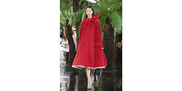 DIOR optó por los looks con gran volumen
en plateado y rojo
