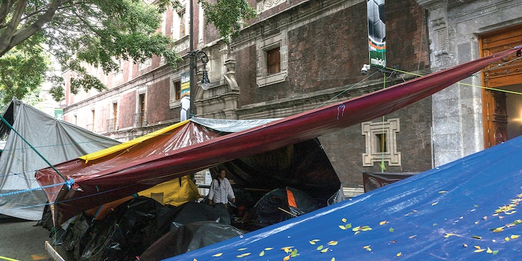 SE SUGIERE la entrada a pie sobre la acera de la calle Tacuba