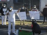 Personal Médico se manifiesta frente al hospital La Raza, ayer.
