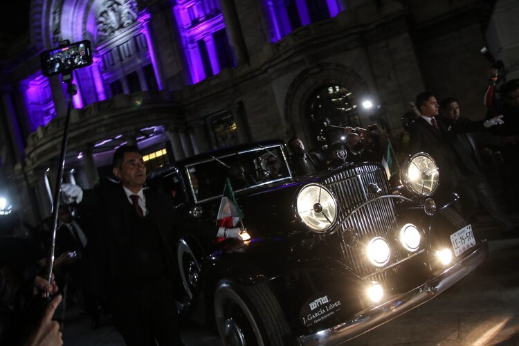 Una carroza fúnebre que trasladó el féretro del actor, afuera del Palacio de Bellas Artes.