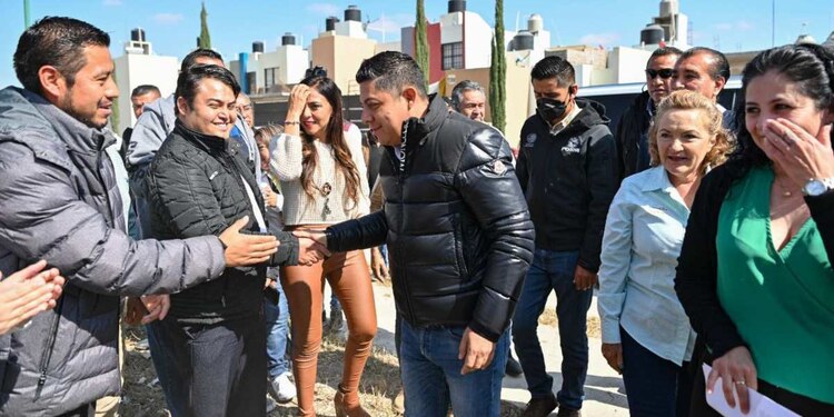 “Este nuevo instituto va a poder albergar hasta 150 niños para que toda la colonia completa venga a estudiar", dijo el gobernador.