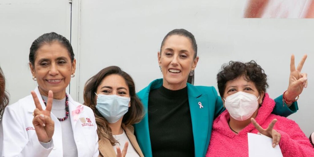 La mandataria capitalina interactuó con ciudadanas luego de inaugurar la feria de detección en la alcaldía Iztacalco, ayer.