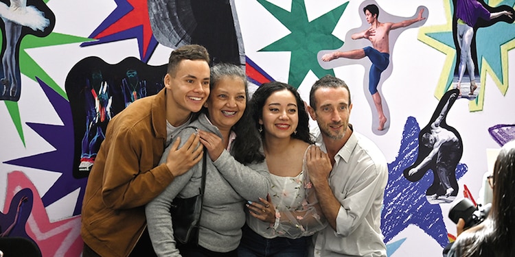 MADRE E HIJA posan con los bailarines.