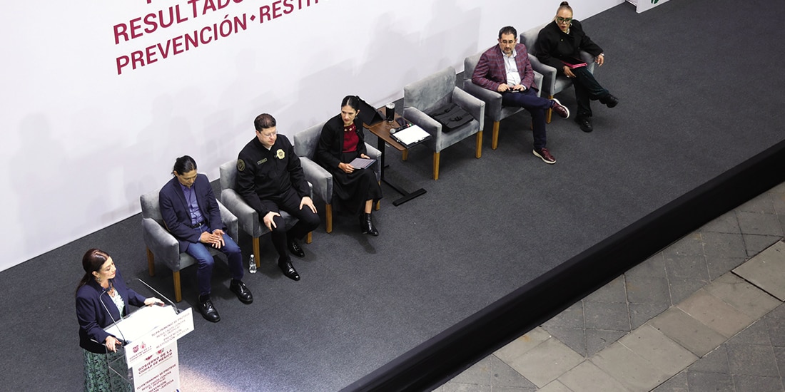 Clara Brugada (izq.) y su gabinete, ayer, en una conferencia.