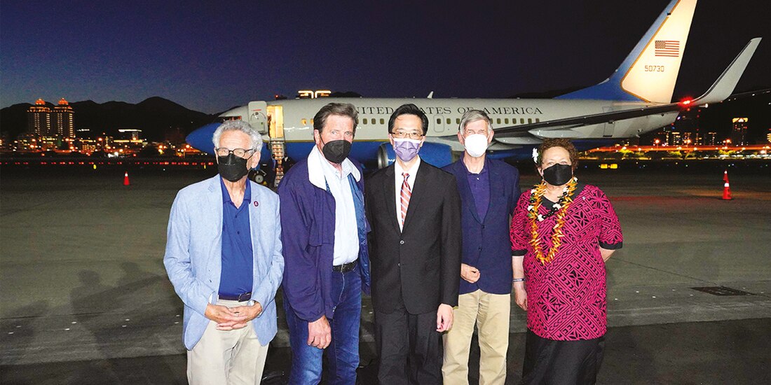 Representante de Taiwán (centro) recibe a una delegación de legisladores estadounidenses, ayer, al llegar a la isla.