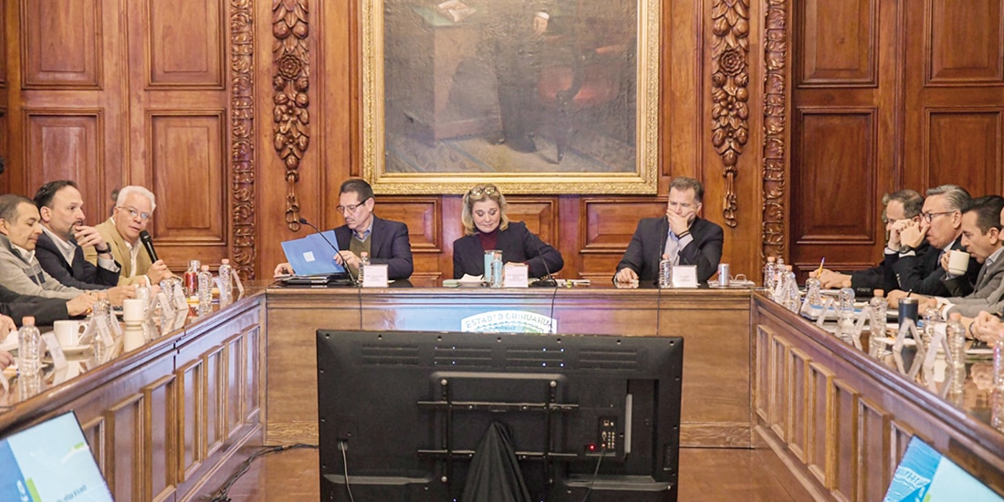 La gobernadora de Chihuahua, Maru Campos, ayer, con empresarios.