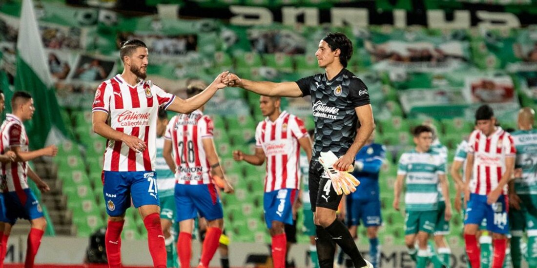 Hiram Mier y José Antonio Rodríguez en el juego de Chivas ante Santos el pasado 2 de agosto.