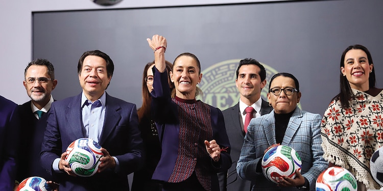 La Presidenta Claudia Sheinbaum y funcionarios, ayer en la presentación del Mundial Social.