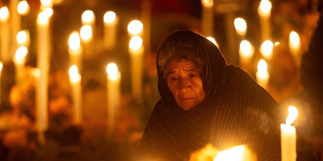 Entre el misticismo, pobladores y turistas vivieron juntos la noche de Día de Muertos en Janitzio, Michoacán. Foto: Especial