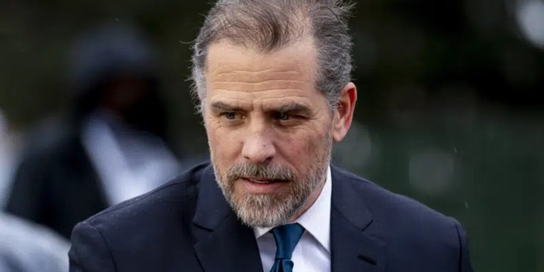 Hunter Biden, hijo de presidente estadounidense Joe Biden, habla con invitados durante las celebraciones de Pascua en la Casa Blanca, el 18 de abril de 2022, en Washington.