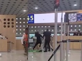 Bajan a pasajeros ebrios de un vuelo en el AICM y causan destrozos.