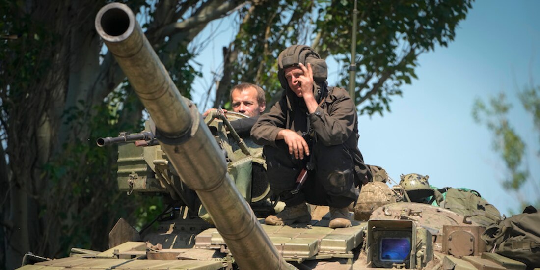 Militares ucranianos esperan órdenes encima de un tanque ante la embestida de los soldados rusos, ayer, en la región de Donetsk.