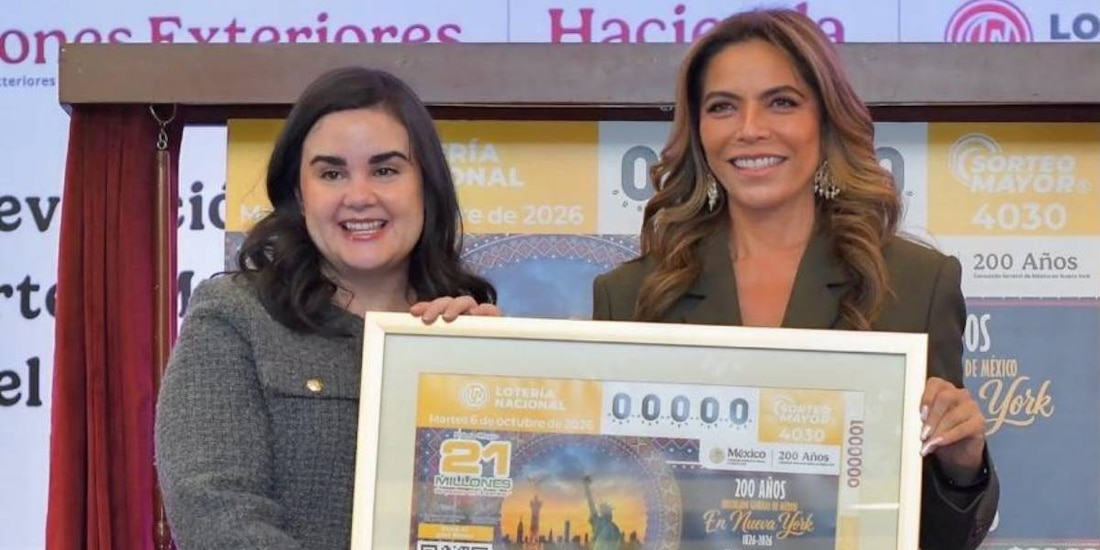 La develación del billete conmemorativo y el homenaje a la diplomacia consular fueron encabezados por la directora de la Lotería Nacional, Olivia Salomón.