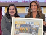 La develación del billete conmemorativo y el homenaje a la diplomacia consular fueron encabezados por la directora de la Lotería Nacional, Olivia Salomón.