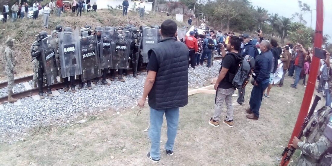 Ex trabajadores bloquean vías del Ferrocarril del Istmo de Tehuantepec en protesta por privatización.