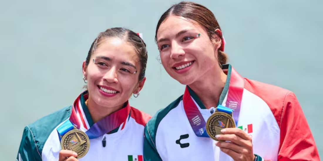 Las atletas mexicanas le dan su primera medalla a la delegación azteca.