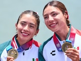 Las atletas mexicanas le dan su primera medalla a la delegación azteca.