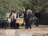 Integrantes de la familia LeBarón sepultan a las víctimas de la masacre en Bavispe, Sonora.
