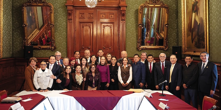La Presidenta Claudia Sheinbaum, ayer, en reunión con gobernadores en Palacio Nacional.