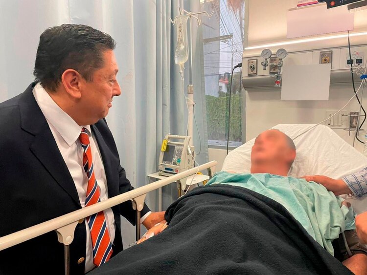 El Fiscal de Morelos visitó al obispo Salvador Rangel tras ser internado en el Hospital General José G. Parres, el 29 de abril.