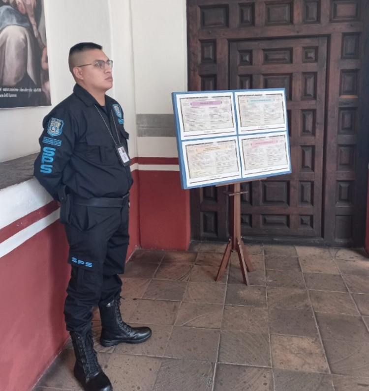 Un trabajador de la empresa
privada, ayer en el Museo de El Carmen, que también reabrió tras la crisis de seguridad.