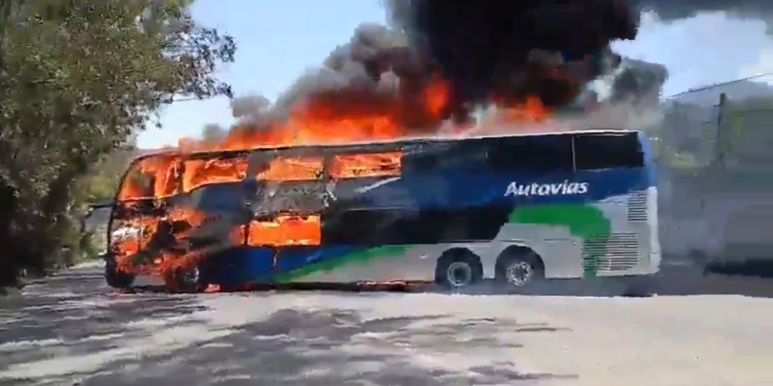 Realizan bloqueos y queman vehículos en Zitácuaro, Michoacán.