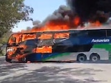 Realizan bloqueos y queman vehículos en Zitácuaro, Michoacán.