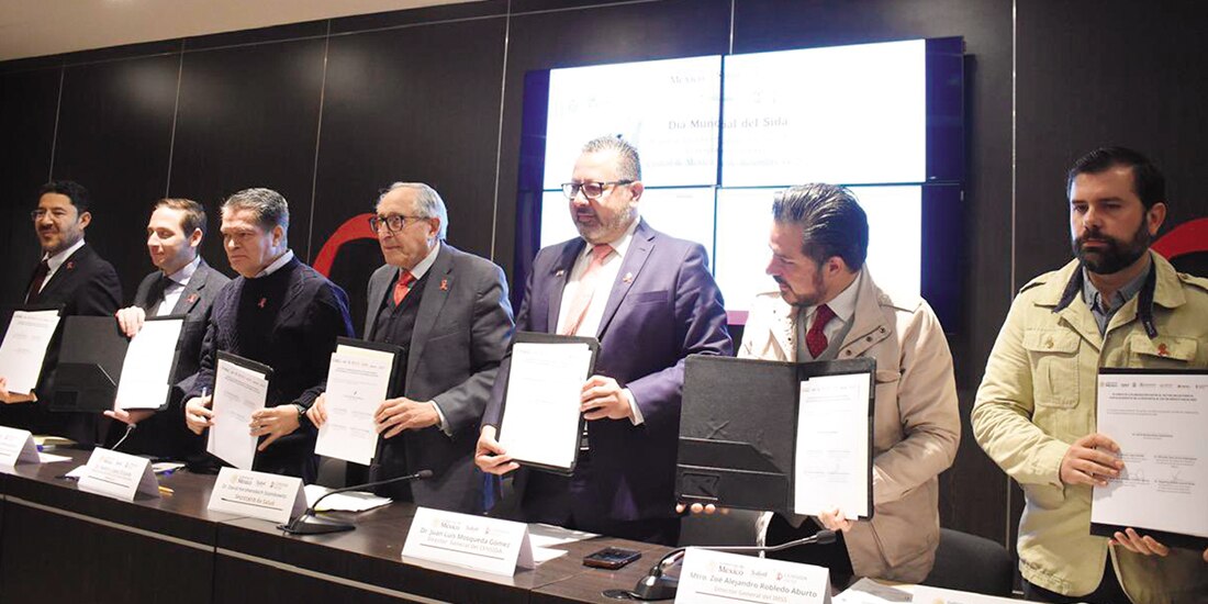 Los titulares de la Ssa, IMSS y Censida, entre otros, ayer, durante la firma