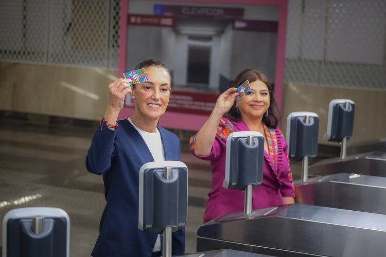 Clara Brugada y Claudia Sheinbaum encabezan reapertura de cuatro estaciones de la Línea 1 del Metro.