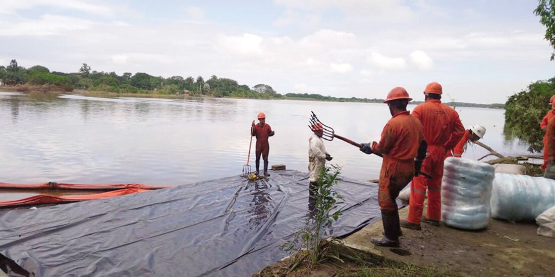 Pemex y Semar realizan la limpieza del río Pantepec en Veracruz y la recuperación del hidrocarburo el 23 de octubre.