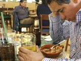 Tras la cena de Año Nuevo, algunas personas acuden a cantinas para tomar alguna bebida preparada que alivie su "cruda" después de haber ingerido en exceso bebidas alcohólicas