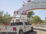 Un automóvil tipo Pick Up baleado en la entrada principal del poblado de Jesús María, Sinaloa.
