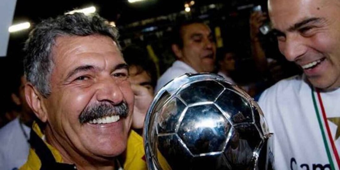 Ricardo Ferretti, levanta el trofeo de campeón de la Liga MX con los Pumas.