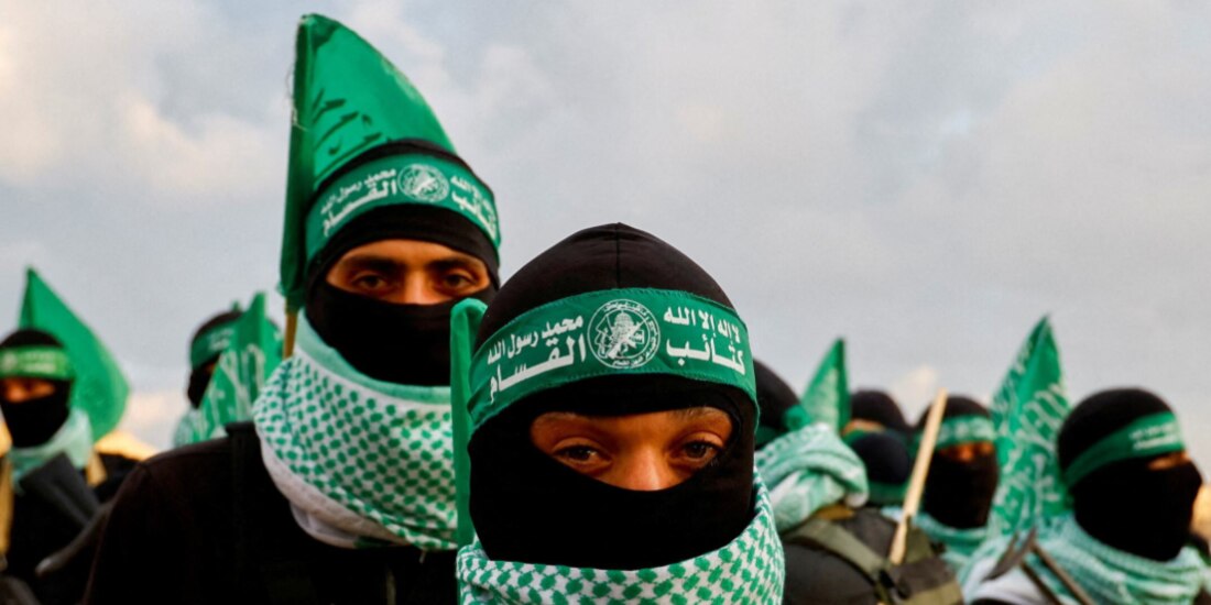 Militantes palestinos de Hamas hacen guardia el mientras se realiza la entrega de rehenes, el pasado 20 de febrero.