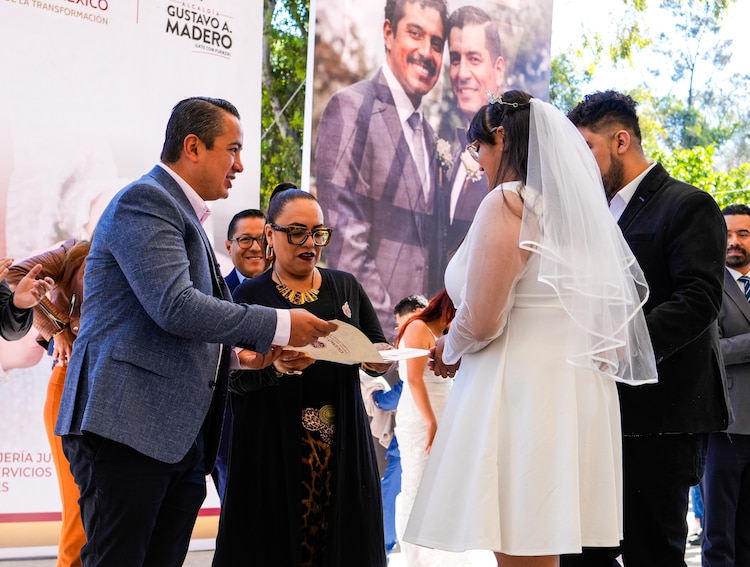 Novios reciben baterías de cocina y participan en la rifa de refrigeradores tras dar el "sí".