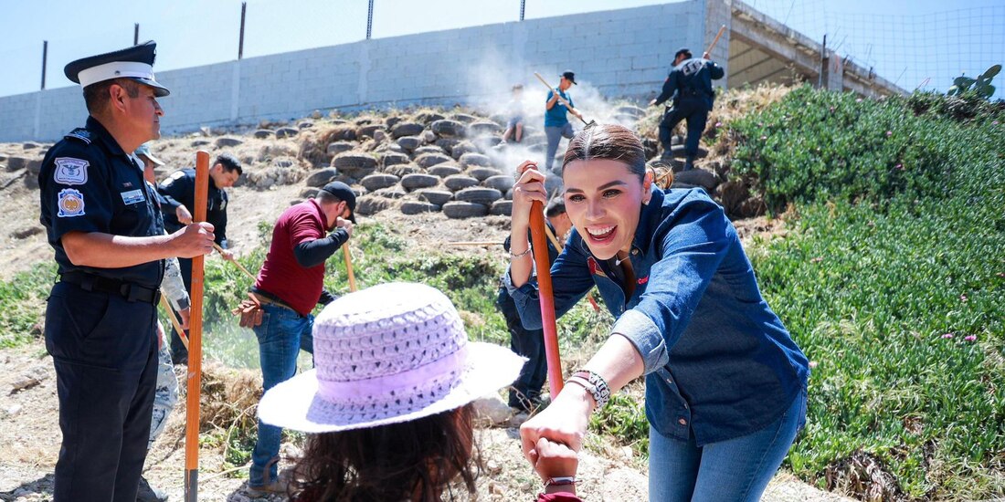 Gobernadora de Baja California, Marina del Pilar Avila Olmeda, con una menor de la entidad.