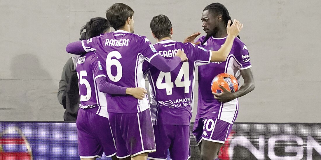 Futbolistas de la Fiorentina festejan uno de los goles que hicieron, ayer.