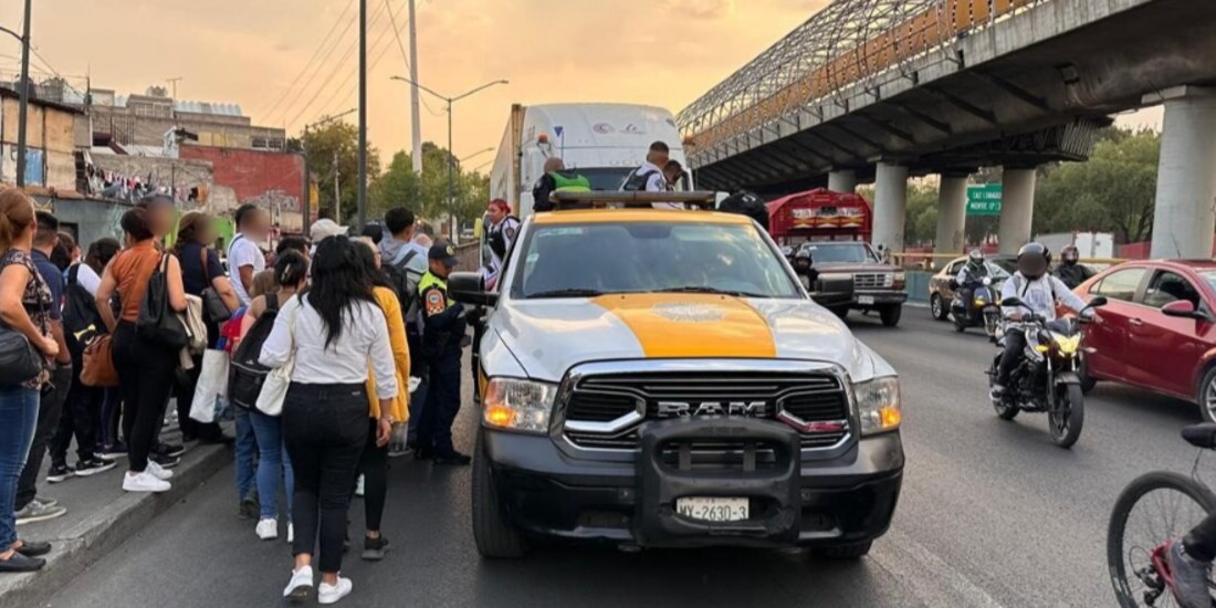 La SSC apoya a usuarios de la Línea B a trasnsportarlos en camionetas, ayer.