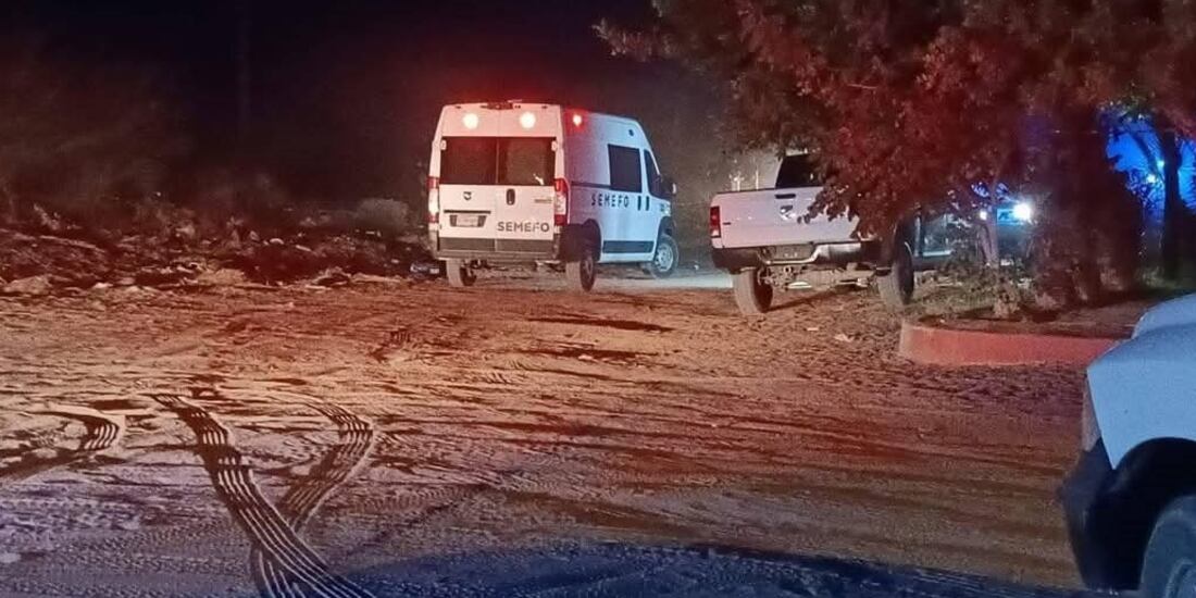 Personal del Servicio Médico Forense procedió al levantamiento de los cuerpos tras el múltiple crimen registrado el lunes por la noche.