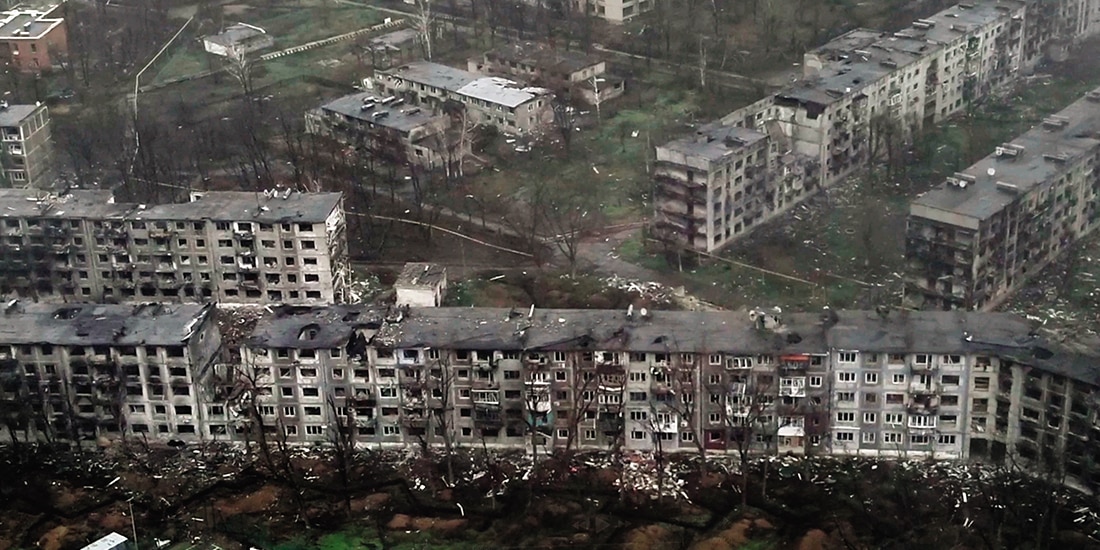 Imagen tomada de un video muestra la ciudad de Myrnohrad, bombardeada, en la región de Donetsk, este de Ucrania, ayer.