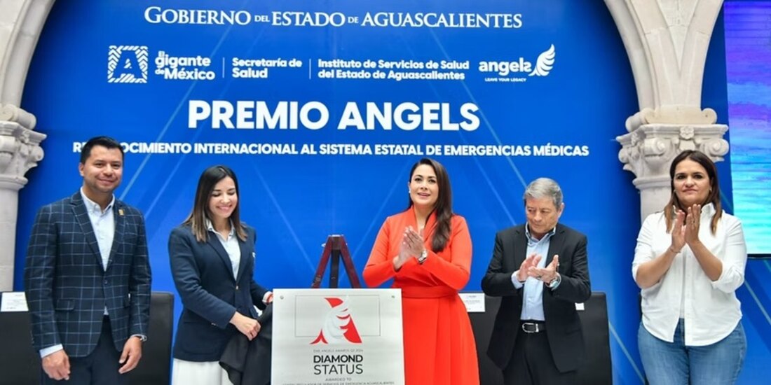 La Gobernadora Tere Jiménez al recibir el reconocimiento.