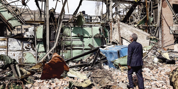 Ministro de Ciencia de Irán, Hossein Simaee Sarraf, inspecciona daños en edificio de investigación de la Universidad Shahid Beheshti el 4 de abril.